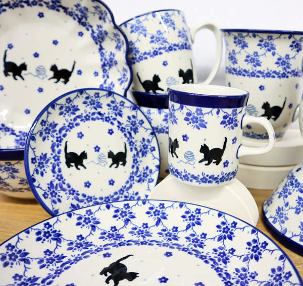 Ceramiczne naczynia, ręcznie malowane, ceramika artystyczna bolesławiec dekoracja 2588X koty z kłębkiem