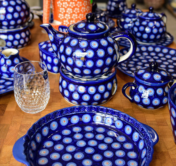 Ceramiczne naczynia, ręcznie malowane, ceramika artystyczna bolesławiec, manufaktura bolesławiec, dekoracja ZP01 kropki